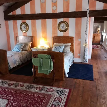 East Wind Couette-café Medea